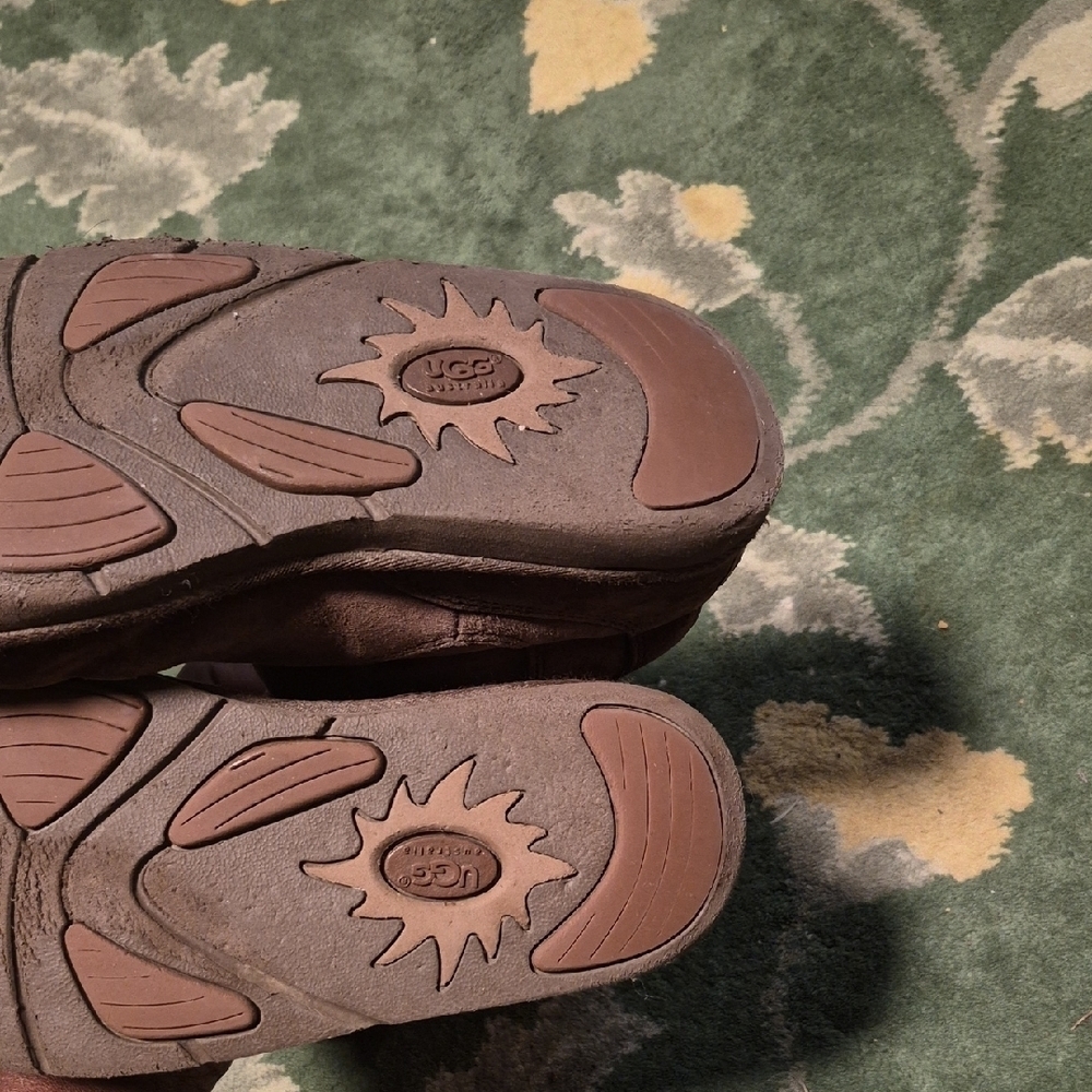 UGG Brown Winter Boots with Cream Lining - Picture 8 of 10